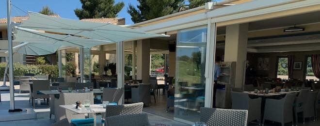 Le club house et le restaurant