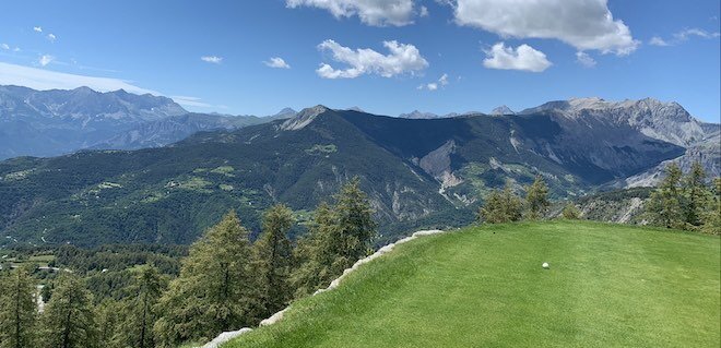 golf club de valberg, green et ciel bleu golf Valberg Trou n°3